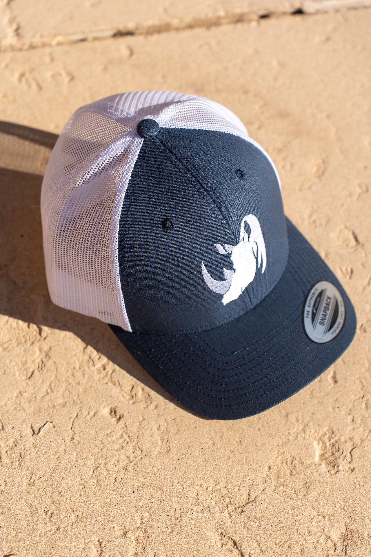 Image d'illustration principale du produit Casquette Podium Rhino (Noir/Blanc) par LTD Coaching