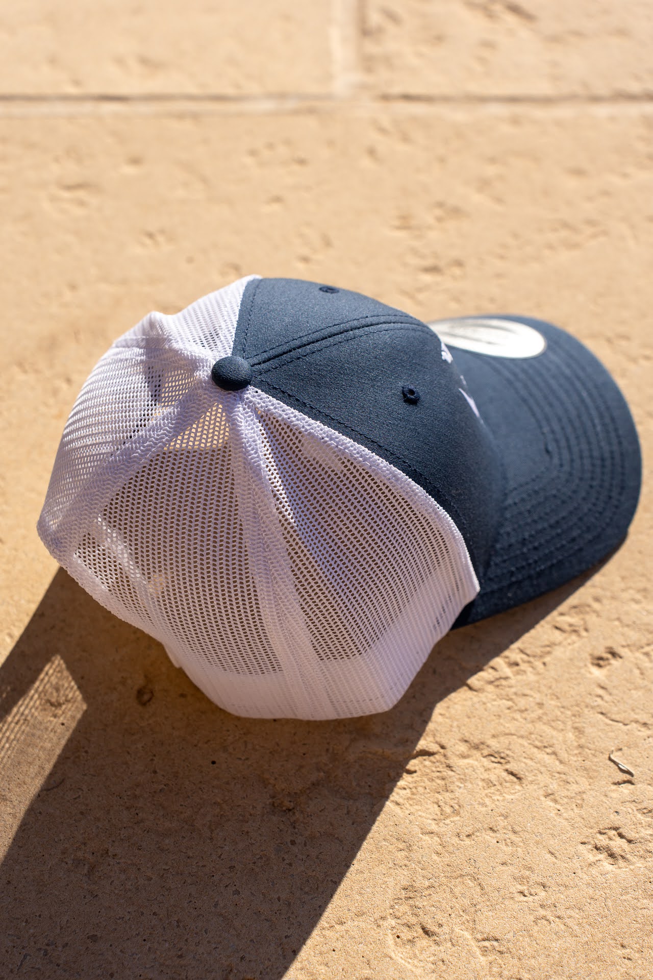 Image d'illustration principale du produit Casquette Podium Rhino (Noir/Blanc) par LTD Coaching