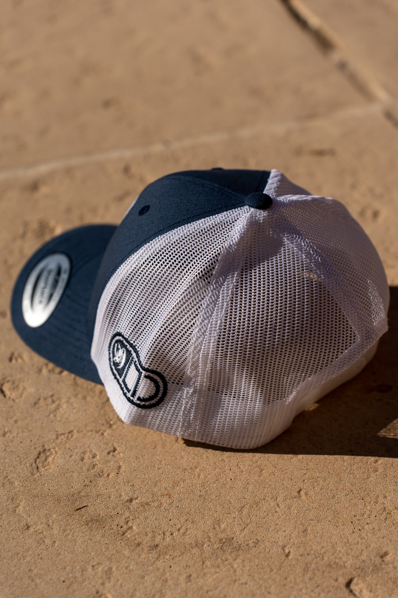 Image d'illustration principale du produit Casquette Podium Rhino (Noir/Blanc) par LTD Coaching