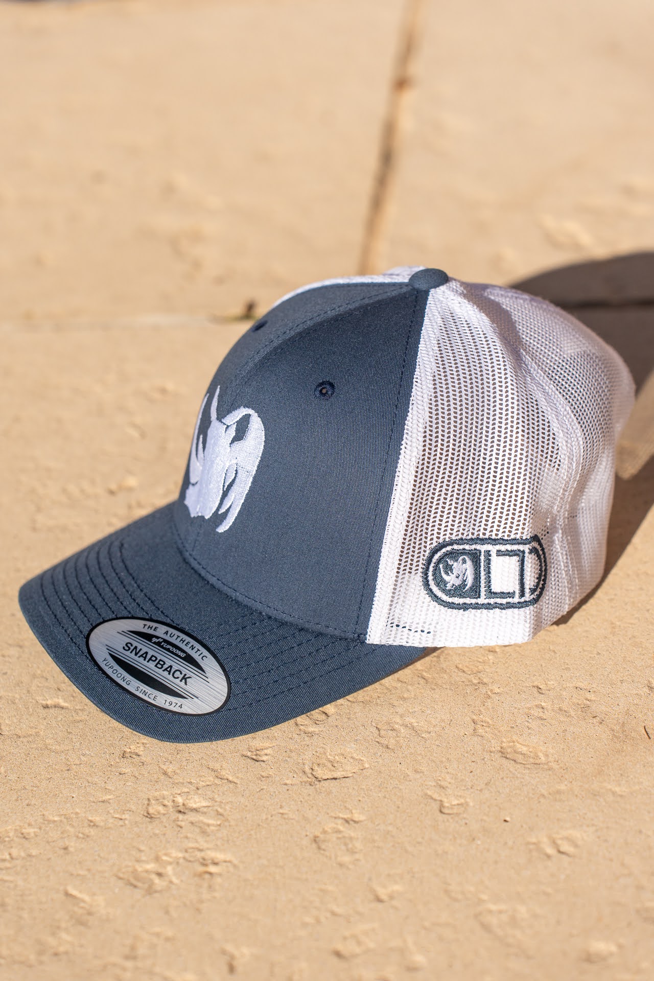 Image d'illustration principale du produit Casquette Podium Rhino (Noir/Blanc) par LTD Coaching