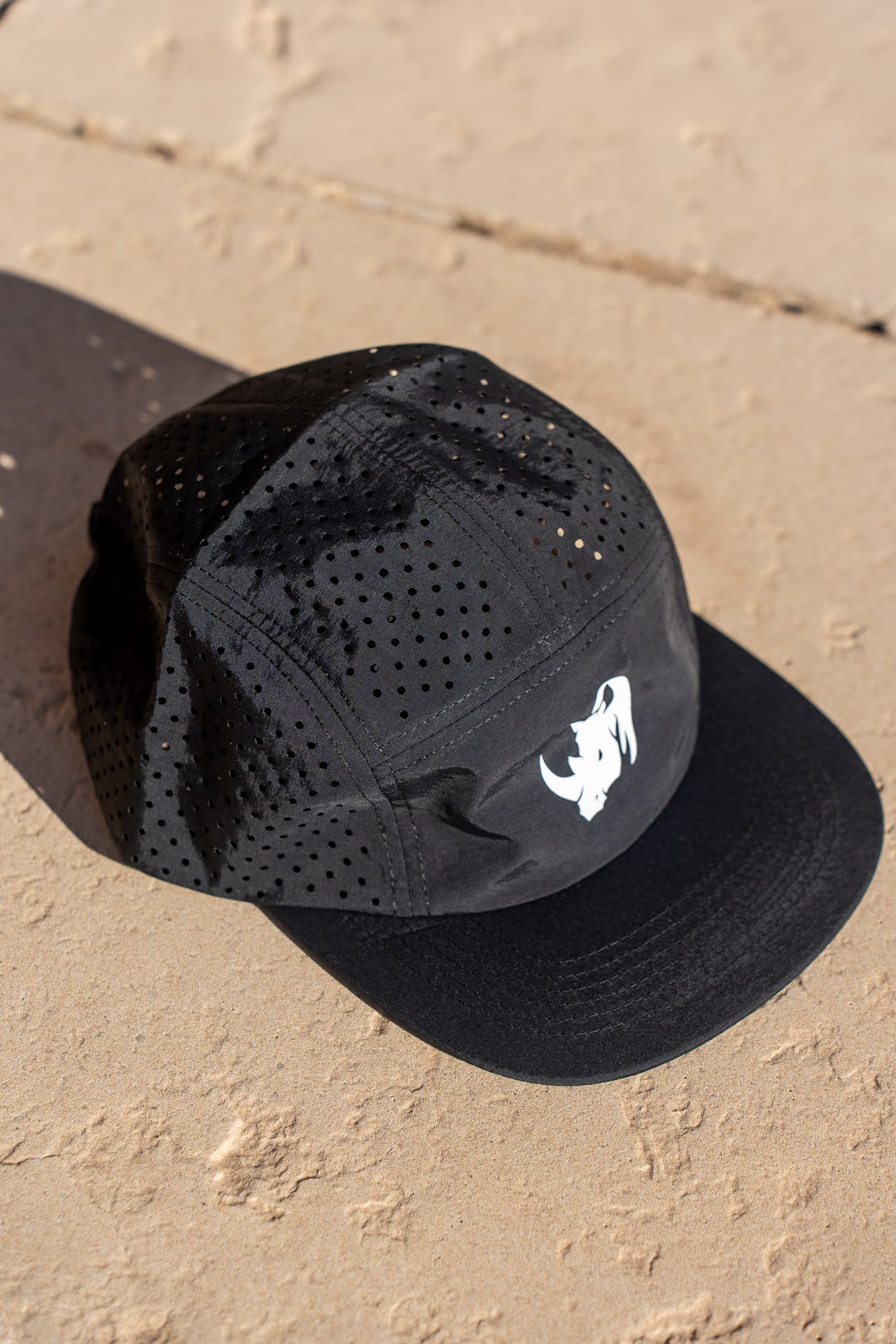 Image d'illustration principale du produit Casquette Running Rhino (Noir) par LTD Coaching