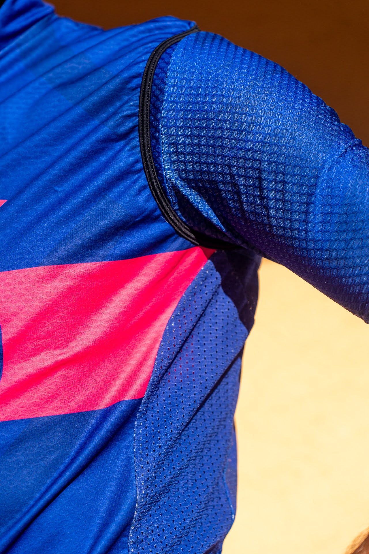 Image d'illustration principale du produit Gilet coupe-vent (Bleu/Rose) par LTD Coaching