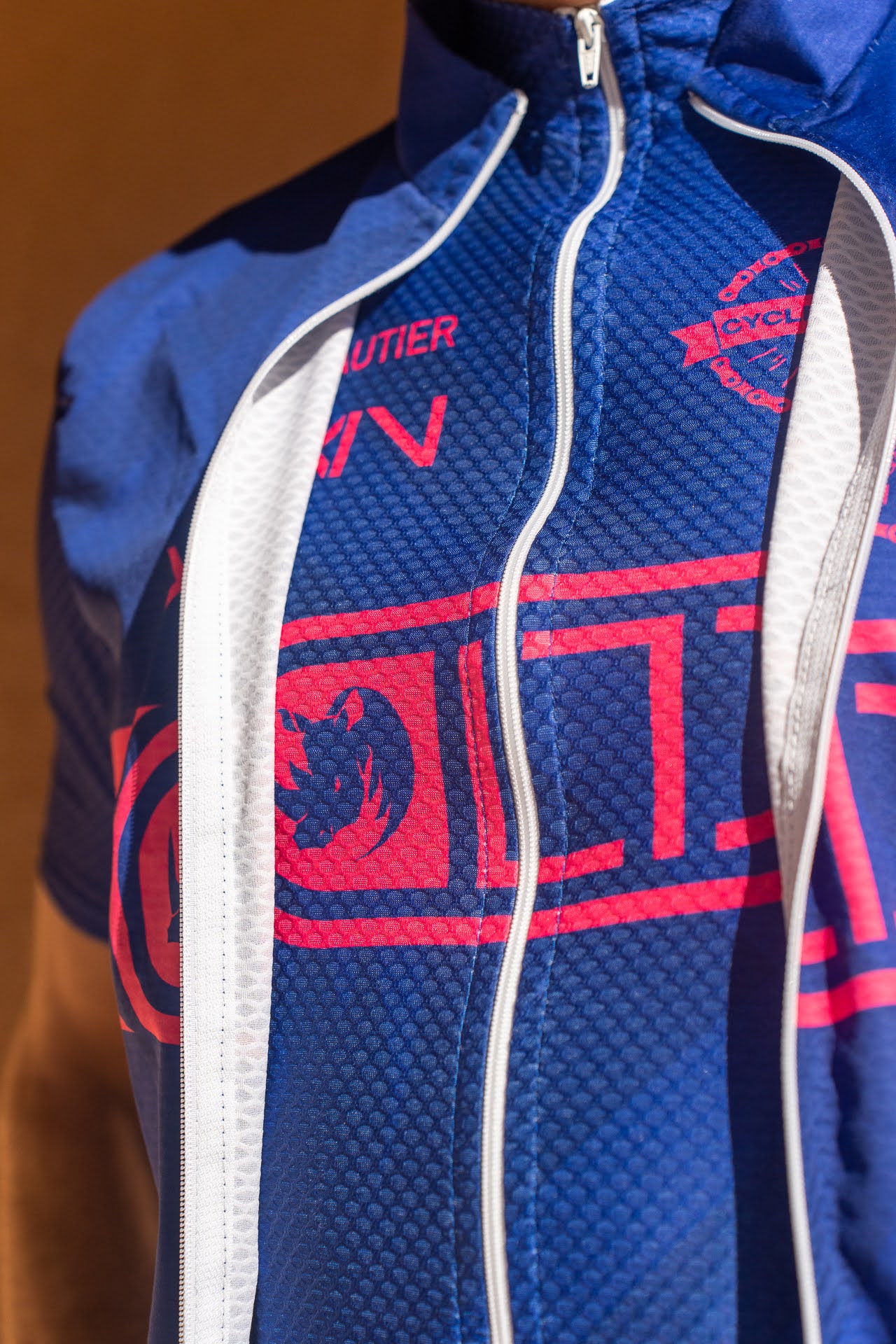 Image d'illustration principale du produit Gilet coupe-vent (Bleu/Rose) par LTD Coaching