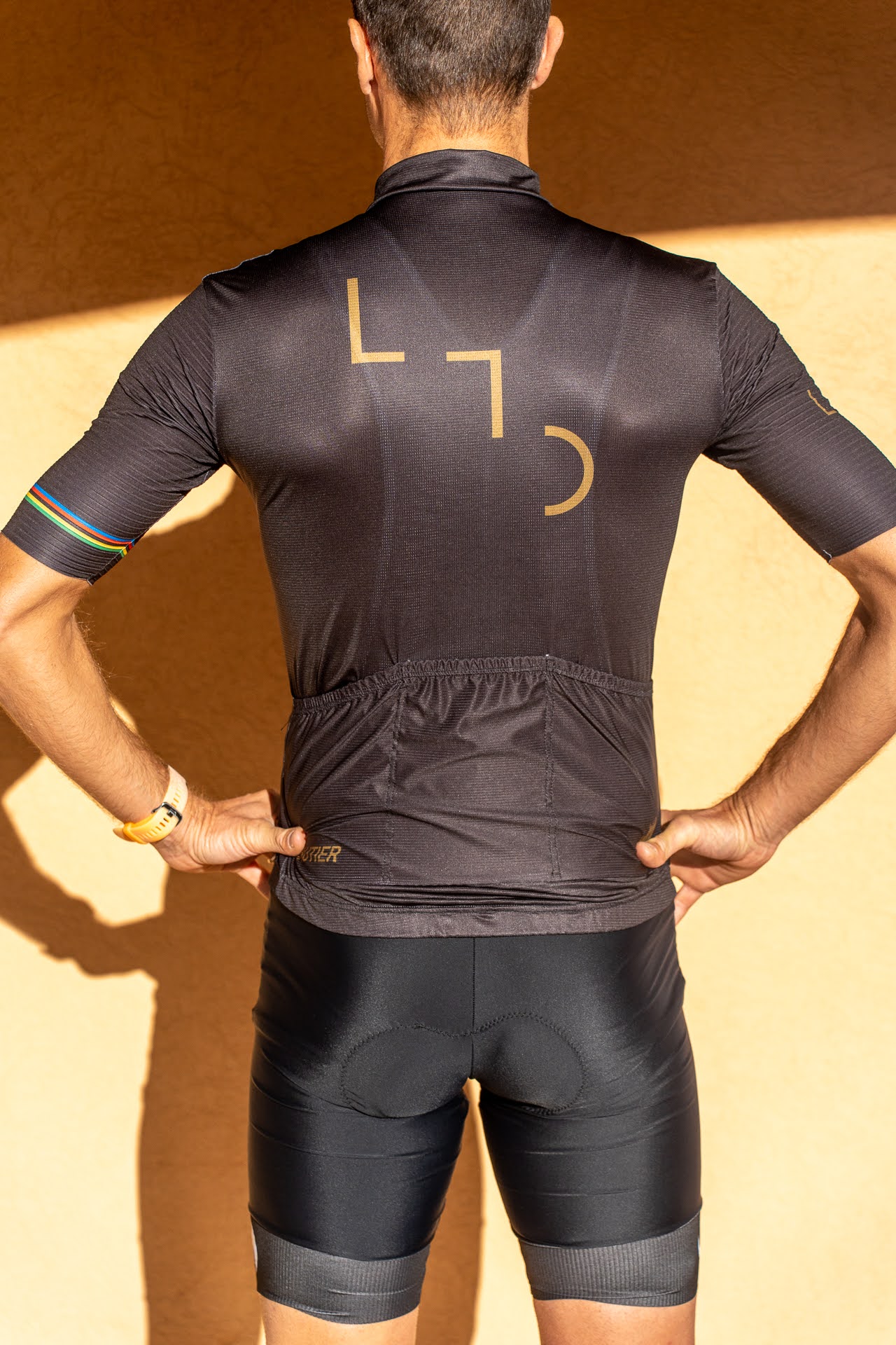 Image d'illustration principale du produit Jersey Coffee Ride (Noir/Or) par LTD Coaching